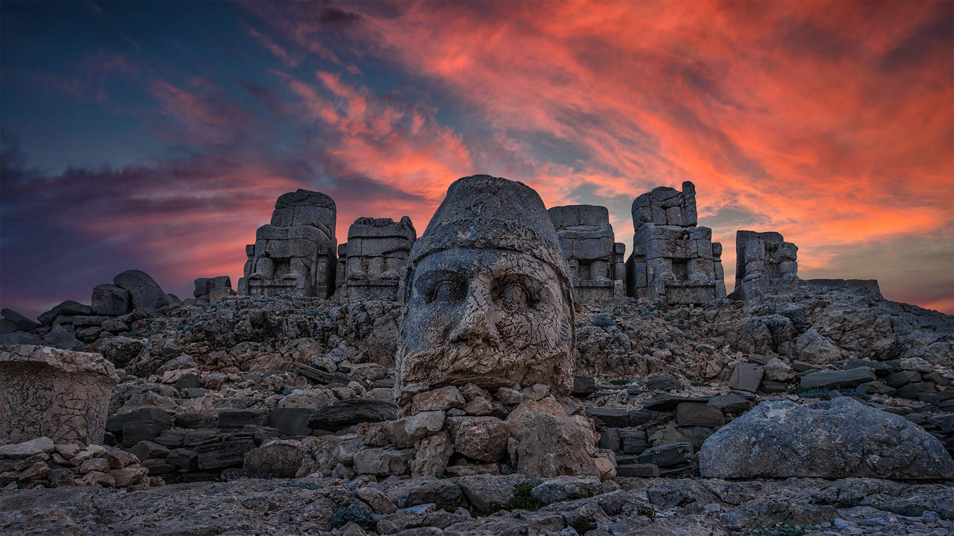 Восход солнца у руин Немрута